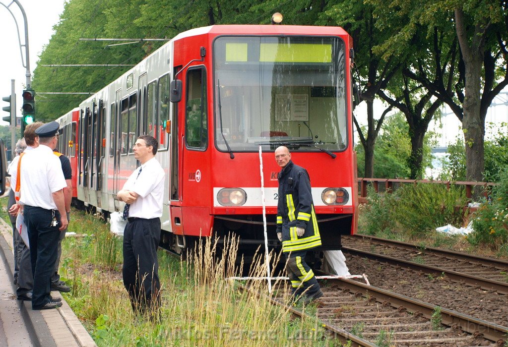 Person unter KVB Bahn Koeln Bayenthal Gustav Heinemann Ufer P31.JPG